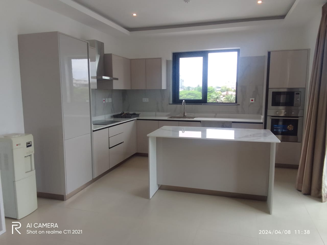 TOP-FLOOR UNIT